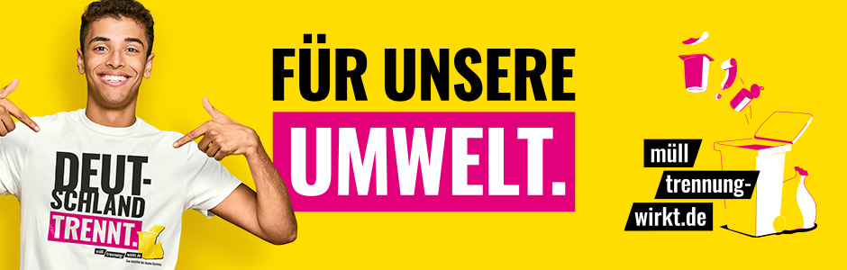 Junger Mann zeigt auf sein T-Shirt mit der Aufschrift "Deutschland trennt." Daneben steht "Für unsere Umwelt."